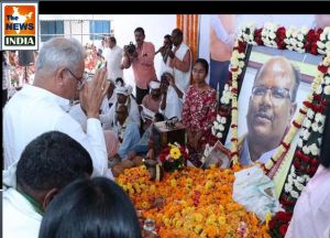  मुख्यमंत्री ने स्वर्गीय श्री मनोज सिंह मण्डावी की समाधि पर पुष्प अर्पित कर उन्हें दी श्रद्धांजलि