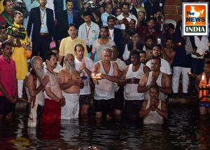  मुख्यमंत्री श्री भूपेश बघेल ने खारून नदी के महादेव घाट में किया कार्तिक पूर्णिमा स्नान