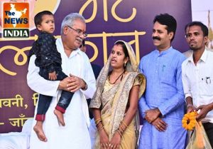  मुख्यमंत्री श्री बघेल भेंट-मुलाकात में जांजगीर जिले के ग्राम सिवनी में ग्रामीणों से हुए रूबरू