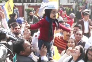 एमसीडी से भाजपा की 15 साल की सत्ता को उखाड़ आप ने हासिल किया बहुमत...