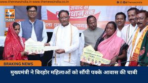  मुख्यमंत्री ने बिरहोर महिलाओं को सौंपी पक्के आवास की चाबी